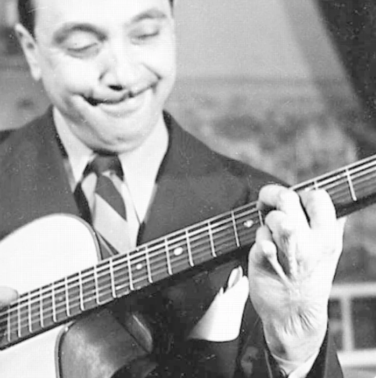 Django Reinhardt qui joue un de ses accords typiques