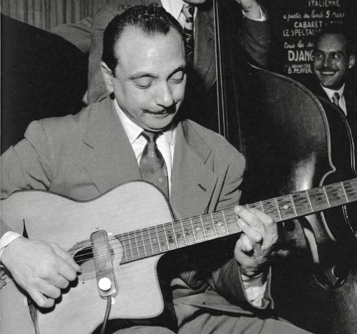 Django Reinhardt qui joue un de ses accords typiques