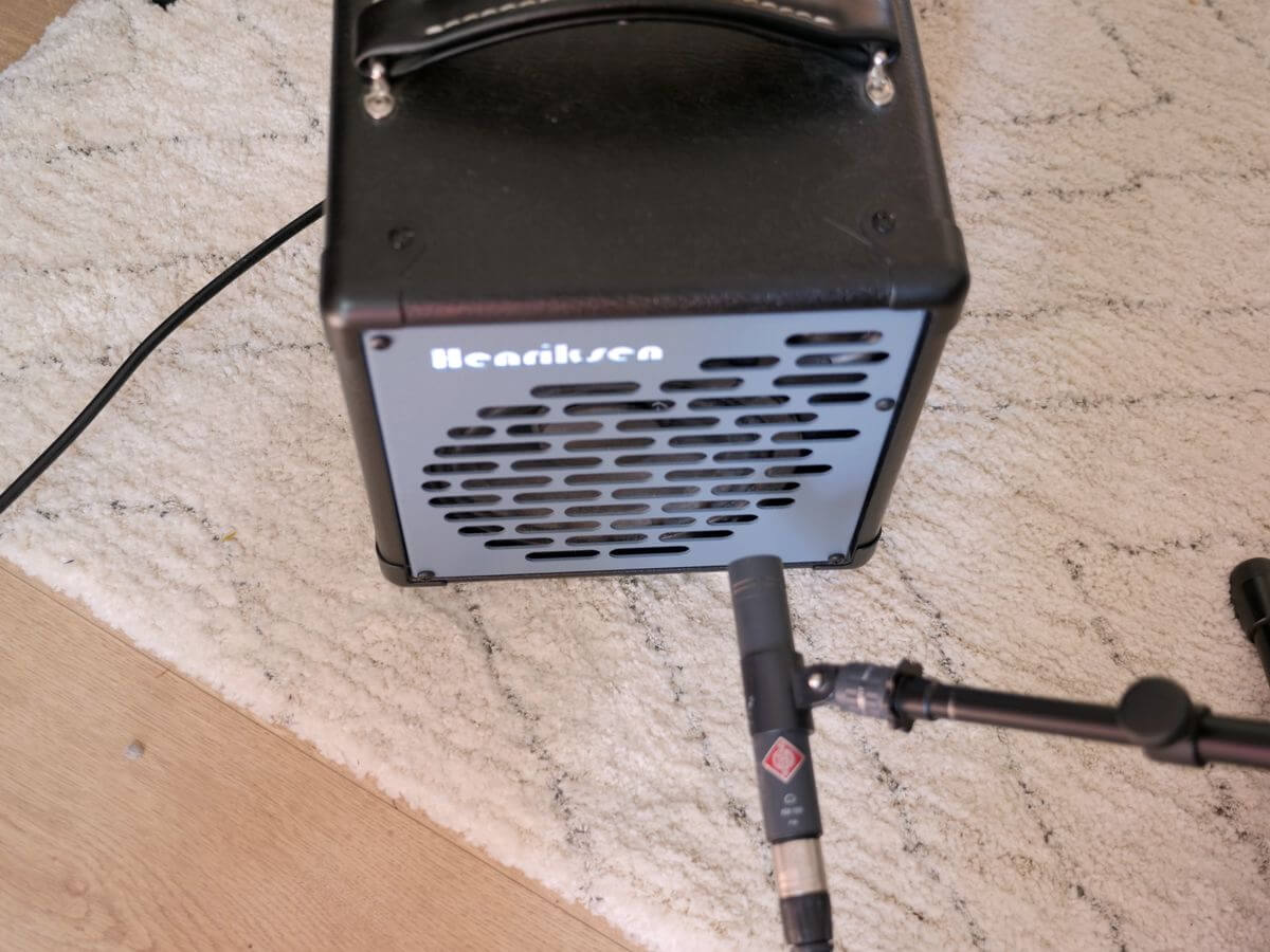 Un micro devant l'ampli