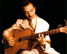 Django Reinhardt avec une guitare (petite bouche)